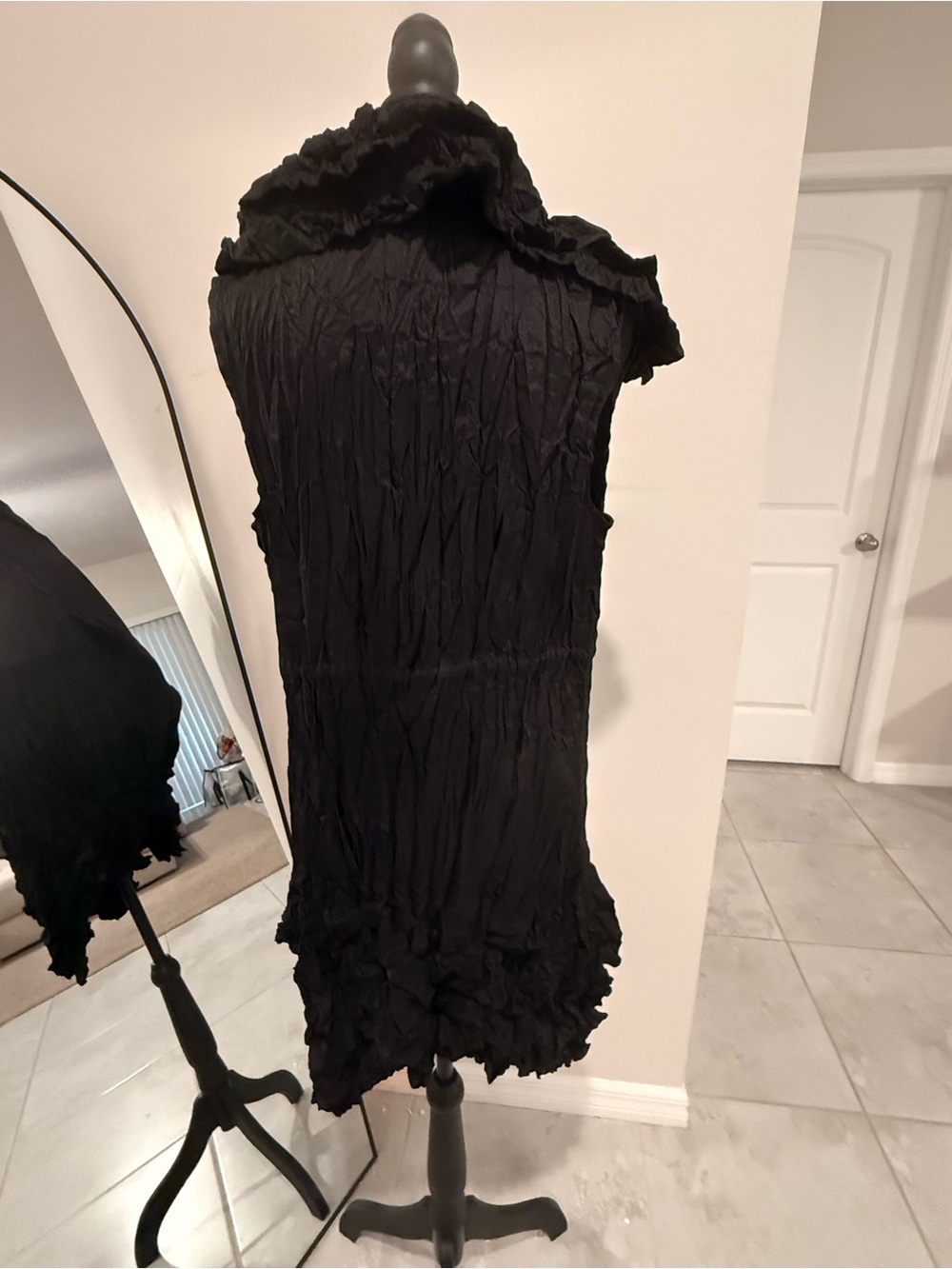 Lindi Black Draped Crinkle Vest - Picture 4 of 11